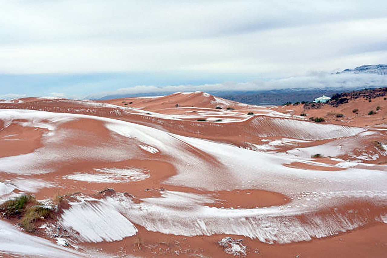 Más allá de cuán raro sea este fenómeno, las postales de uno de los lugares más calientes del planeta cubierto de nieve se esparcieron por las redes sociales y medios de todo el mundo por la fascinante belleza.