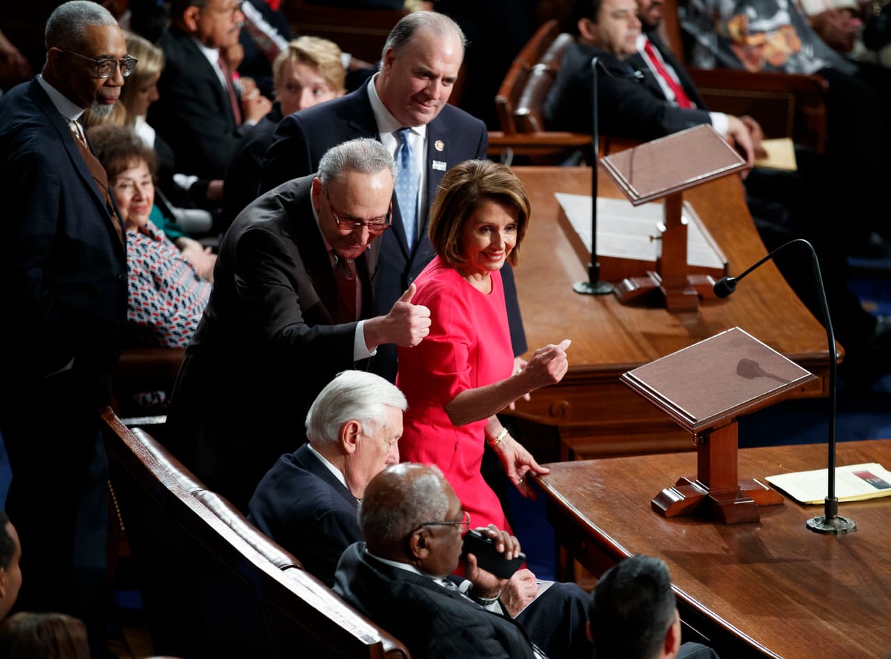 El senador Chuck Schumer, líder de la minoría demócrata en el Senado, acompañó a Nancy Pelosi durante su juramentación como presidenta de la Cámara Baja.