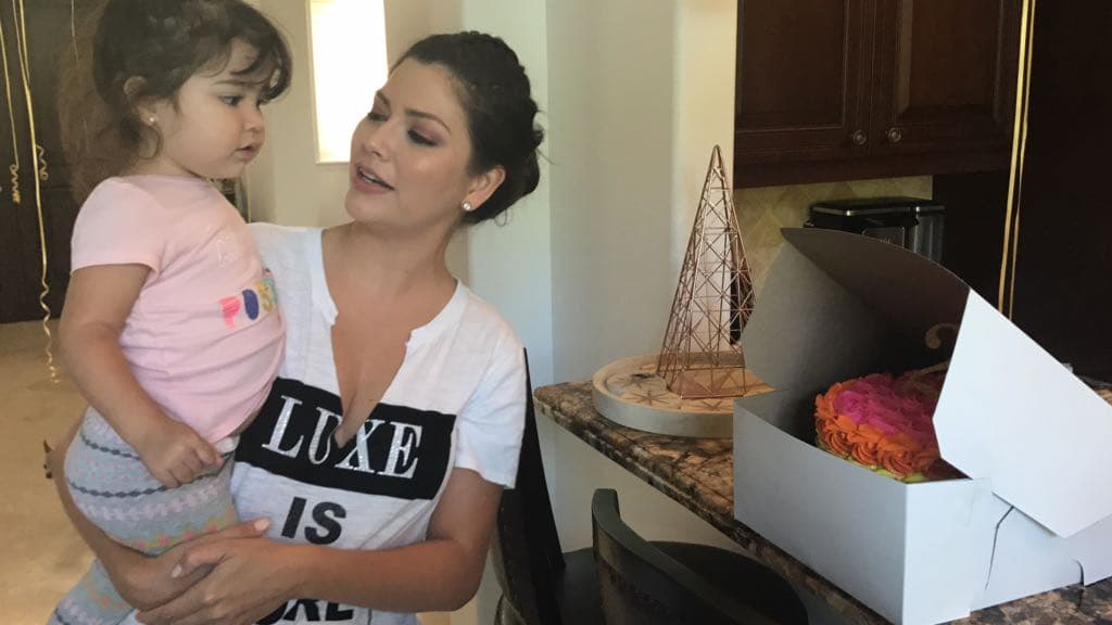 El pastel despertó la curiosidad de Giulietta y quería ver que tan grande era.