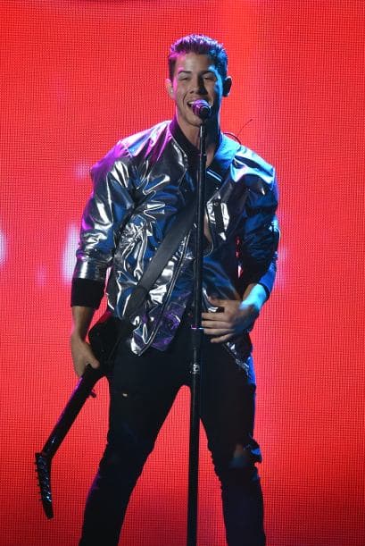 El cantante llegó súper fashionista al escenario.