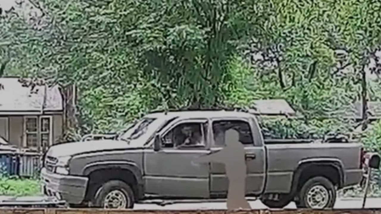 Buscan a sospechoso de dispararle a un hombre desde una camioneta en Dallas: el ataque quedó en video