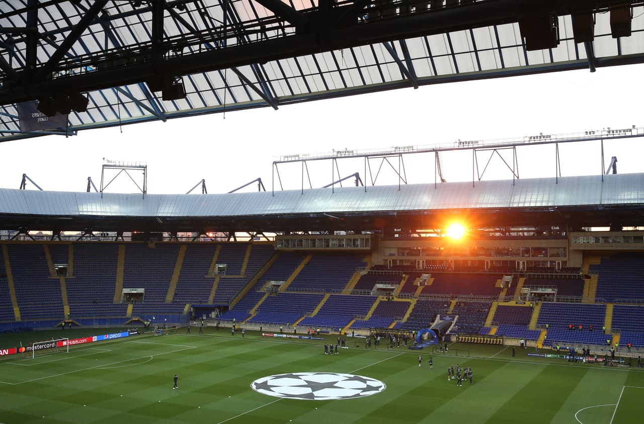 El sol se iba ocultando y los jugadores esperaban el momento del pitazo inicial.