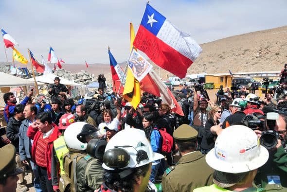 Se tiene previsto que para la medianoche (hora local) del martes comenzará el histórico rescate de los 33 mineros atrapados en una mina al norte de Chile.