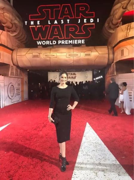 Otra de las famosas que se contagió de la fiebre de 'Star Wars' es Dayanara Torres. La ganadora de Mira Quién Baila escribió en su instagram: "Gracias Disney por convertirme en la mamá más cool".