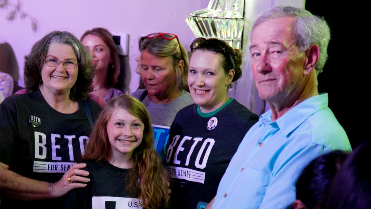 Jaime Manzano, de 69 años, uno de los primeros en la fila para fotografiarse con O'Rourke, dijo que lo que más le gusta del candidato es que tiene mucho carisma. "Tiene el mismo carisma que tenía John Kennedy y eso fue lo primero que me atrajo de él. Tengo que decir que es muy especial como político, sobre todo en la política de hoy".