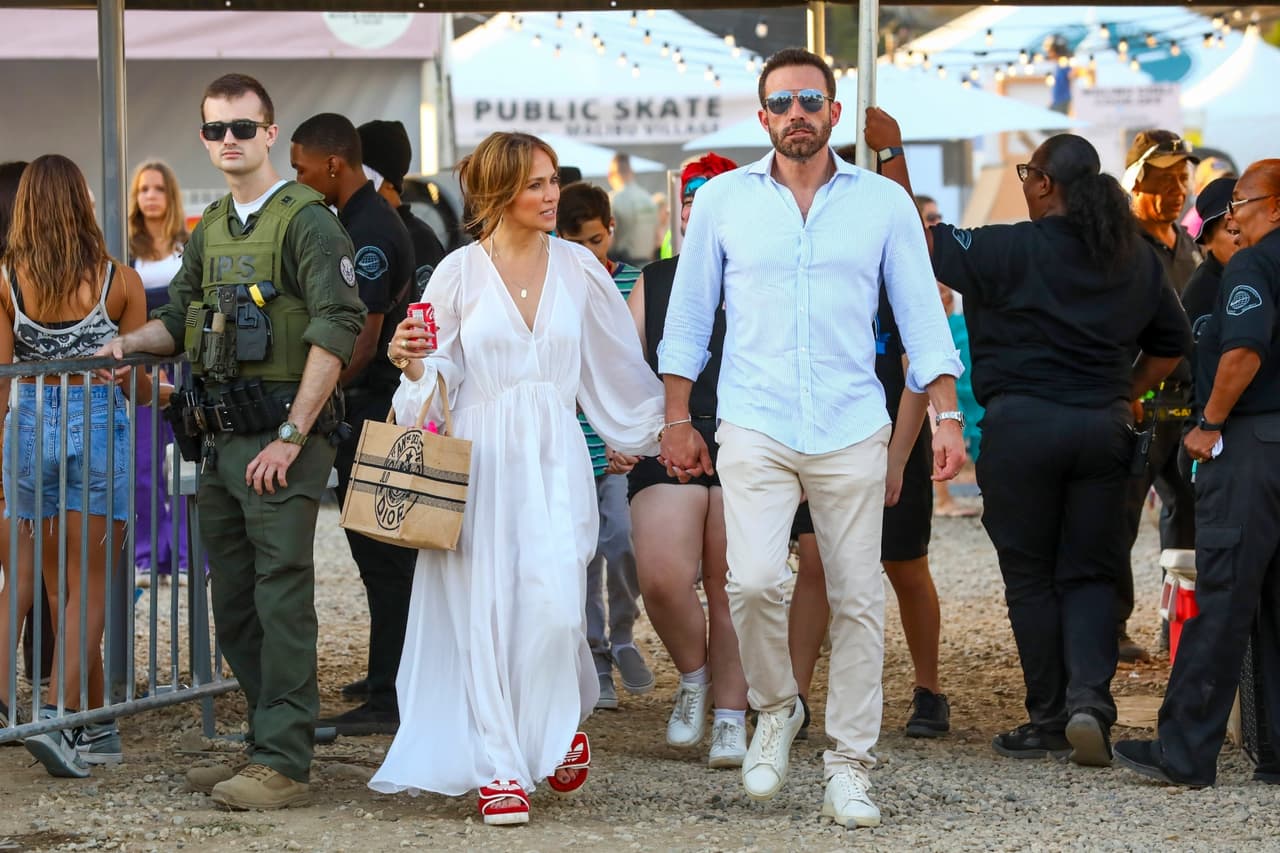 Según ese medio, "
<b>se produjeron escenas caóticas </b>en el festival el sábado por la noche cuando el joven asistente dijo que tenía un arma de fuego". 
<br>