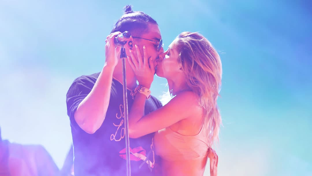 Bueno, hasta beso hubo entre Maluma y la bailarina durante el ensayo. Claro que era parte de la coreografía.