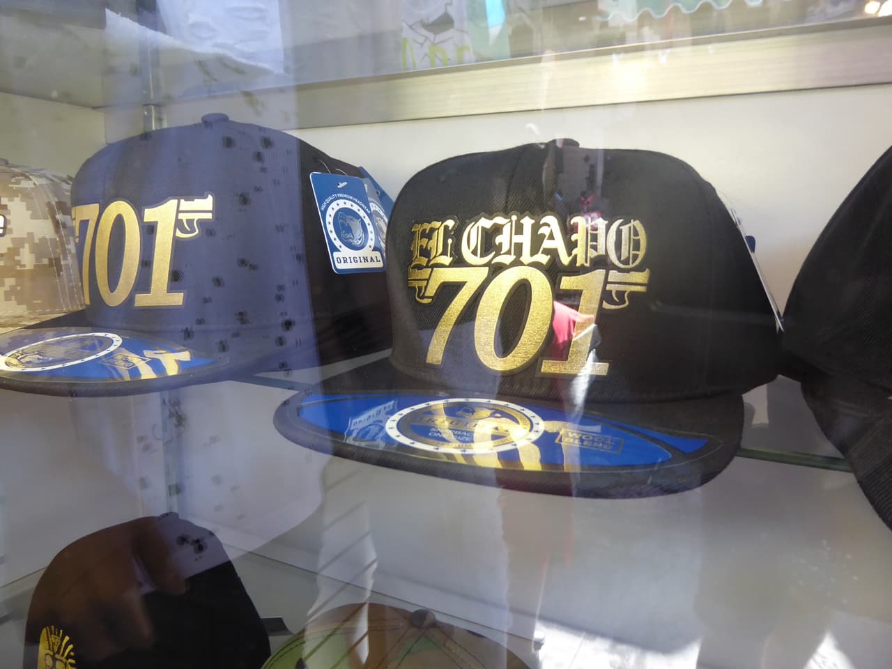 En una tienda de los Callejones la gorra más popular tiene la frase “El Chapo 701”, por la ubicación del capo mexicano en la lista de los más ricos del mundo en 2009.