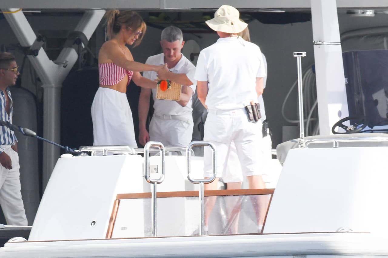 El personal de la embarcación ayudó a la estrella de la música a bajar los escalones para acceder a la cubierta del yate.