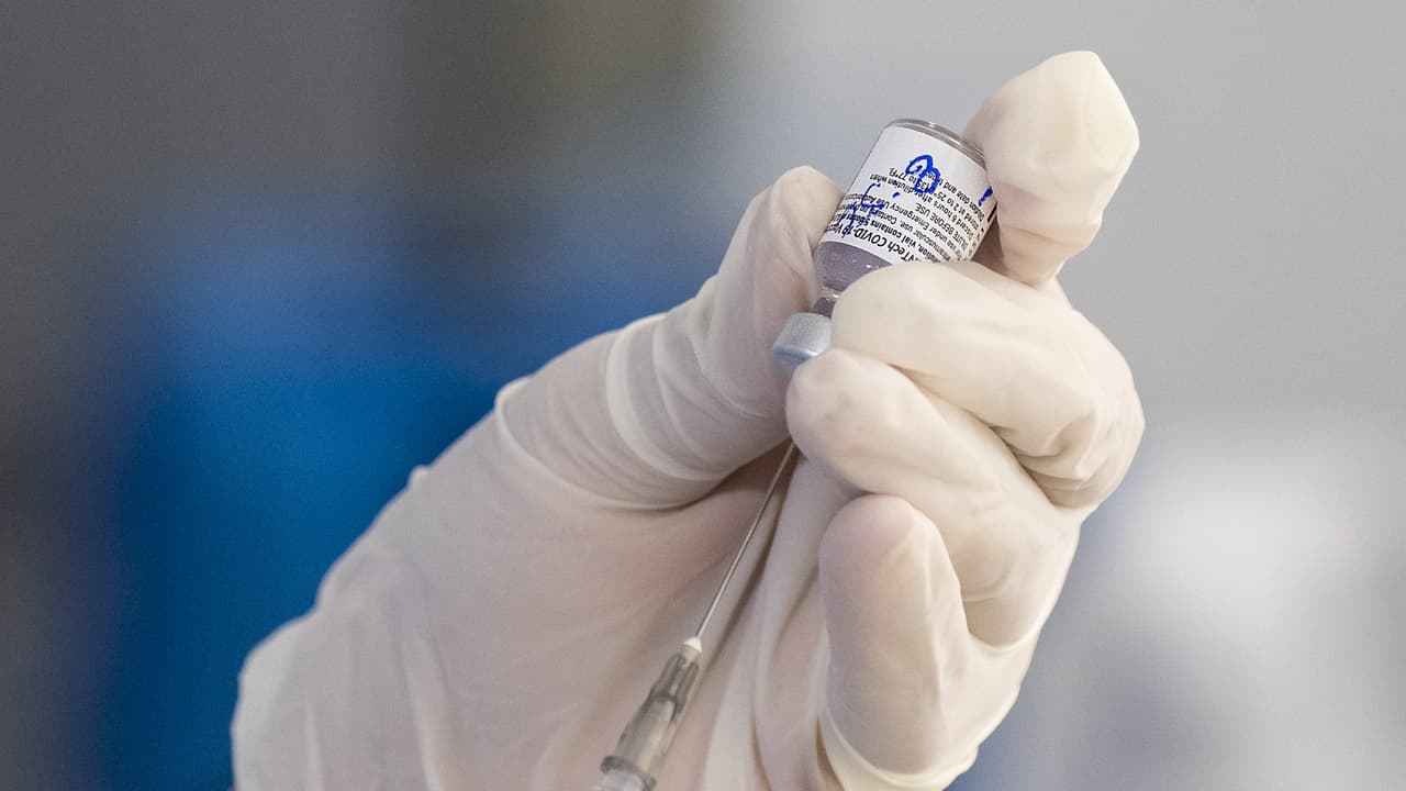 Una dosis de vacuna de Pfizer y Moderna es casi tan eficaz como dos: estudio