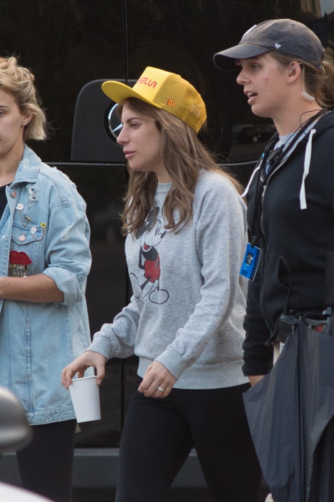 Lady Gaga entró al estudio de la película con un look muy particular: sin maquillaje, un saco de Mickey Mouse, Uggs rosados y gorra amarilla.
<br>