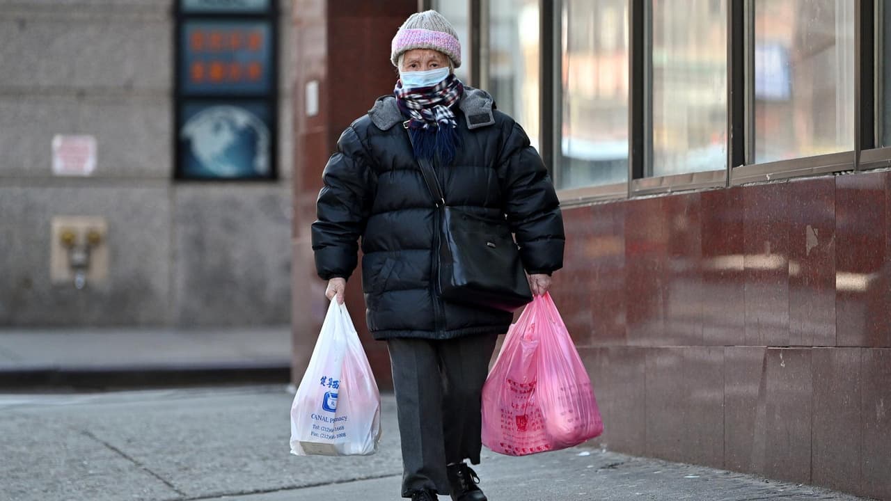 Los robos y
<b> asaltos a personas mayores de 65 años ha ido aumentando en Nueva York.</b> Prácticamente no pasa una semana sin que NYPD reporte que un anciano ha sido víctima de uno de estos crímenes. Si eres una persona mayor de 65 años, o tienes a un ser querido en ese rango de edad, estas pautas pueden salvarte la vida. 
<br>