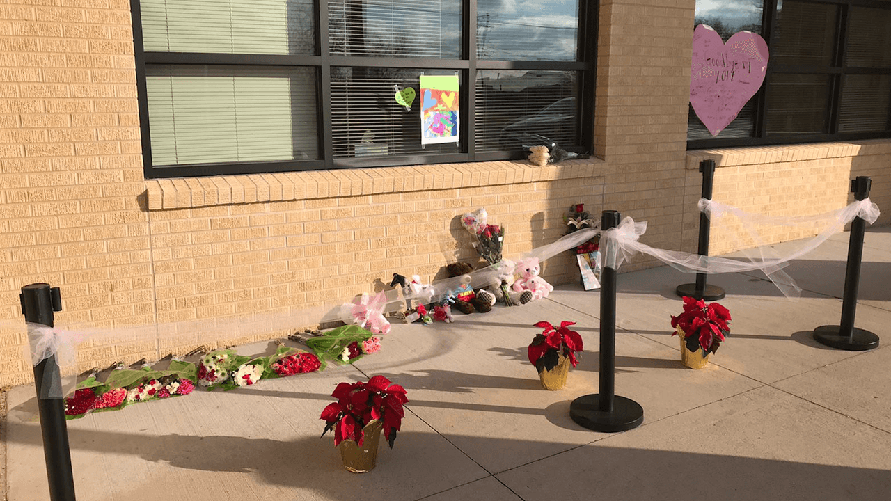 El 13 de diciembre su cuerpo fue encontrado en un lago cerca de la escuela en donde trabajaba.