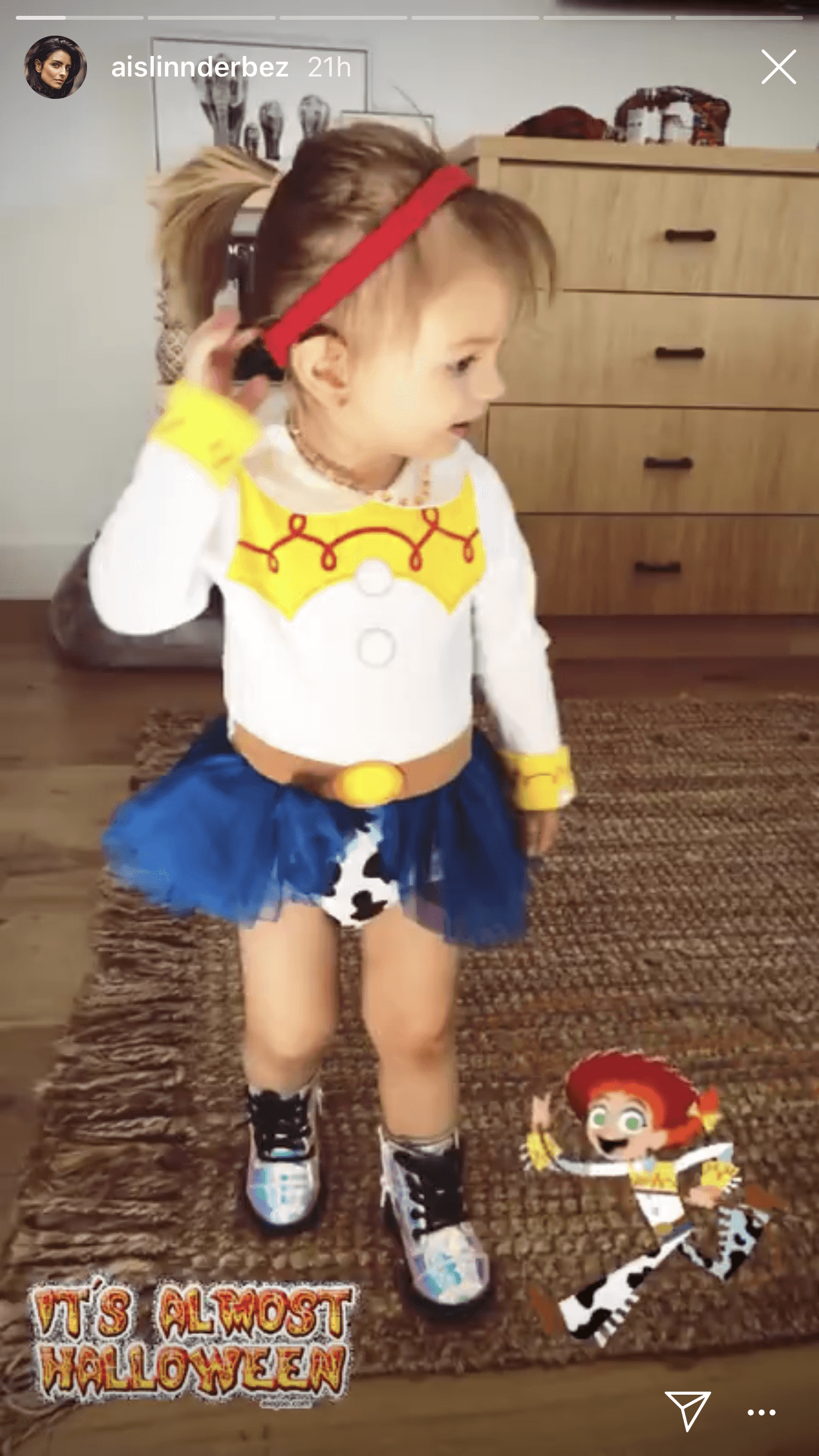 Otra que se preparó para Halloween fue Kailani, la hija de Aislinn Derbez y Mauricio Ochmann. Su madre publicó esta foto en la que se le ve disfrazada de Jessie de 'Toy story'.