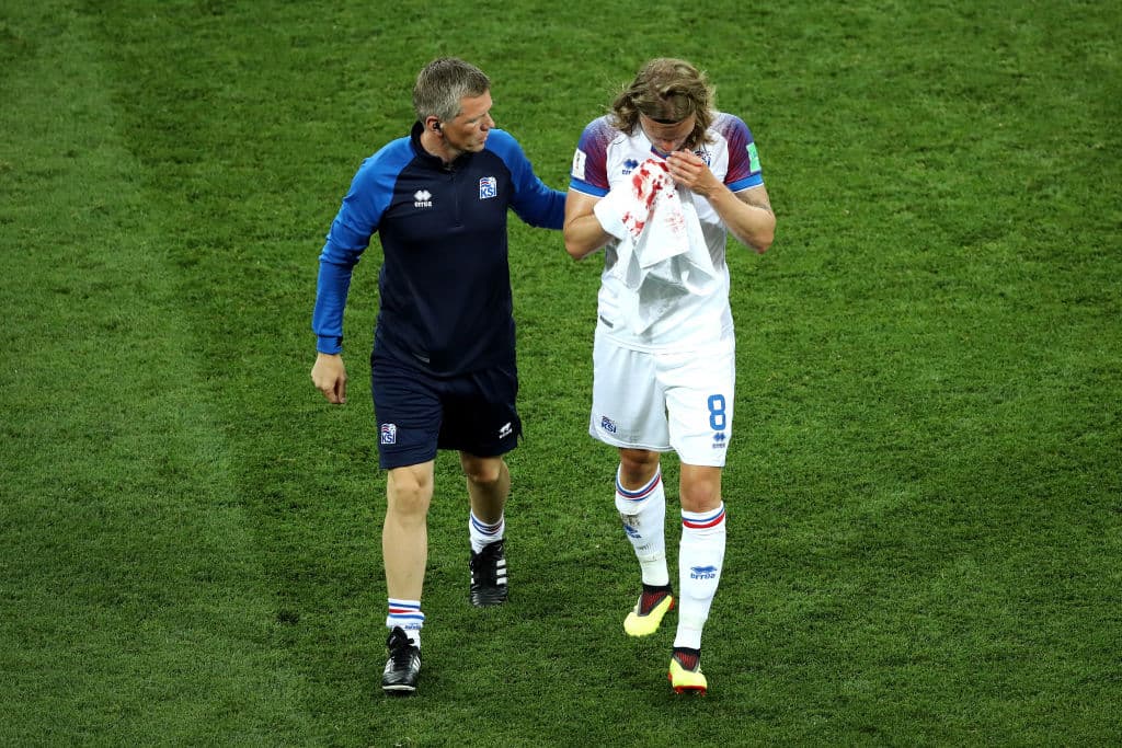 La dureza del partido no se hizo esperar. El mediocampista islandés Birkir Bjarnasson recibió un severo golpe en la cara, en la nariz específicamente, que le provocó una hemorragia.