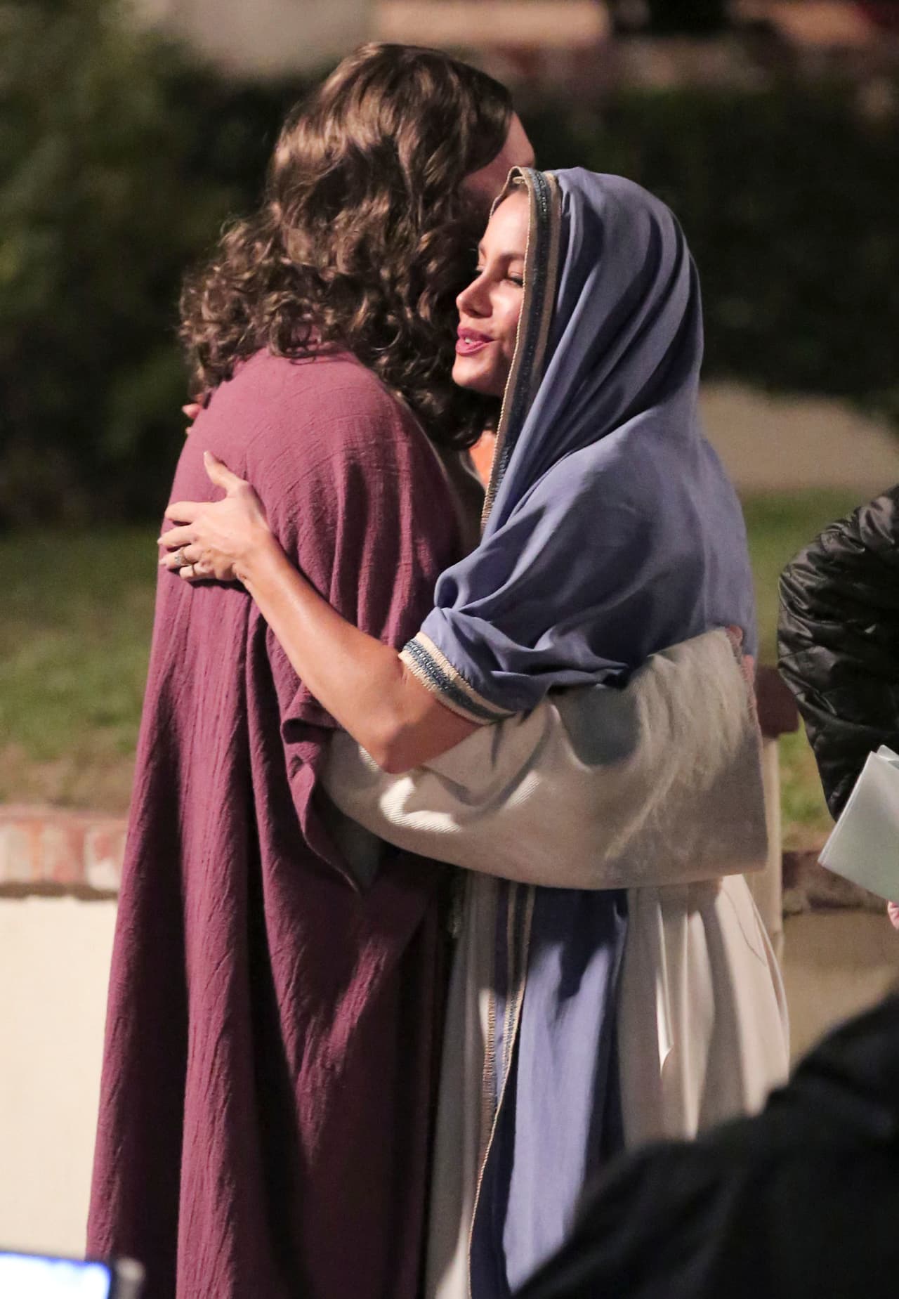 Sofía y Ed se dan un abrazo.