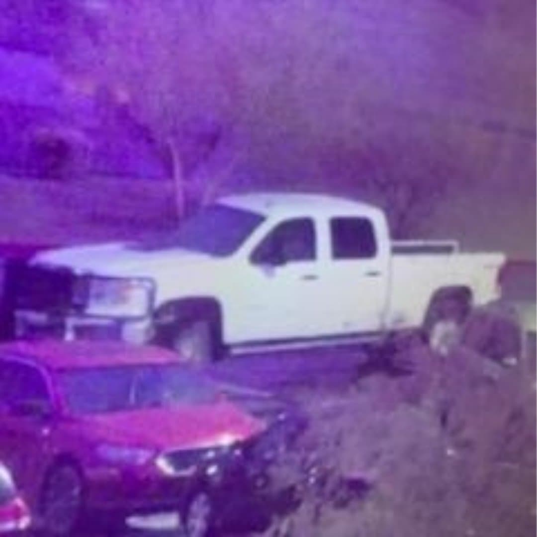 Mientras se realiza la búsqueda de esta camioneta y su ocupante, la víctima se encuentra recuperándose en un hospital.