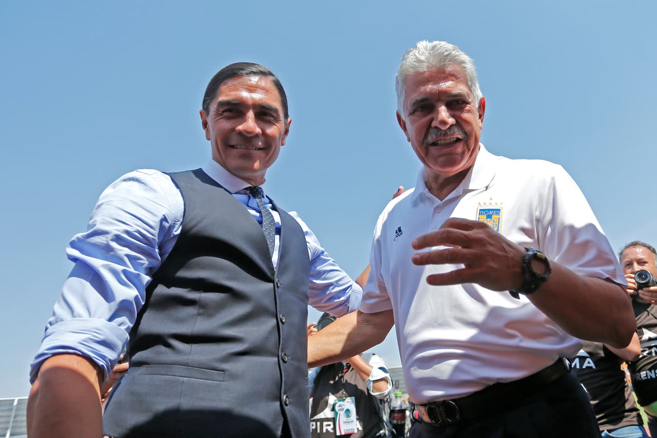 Los técnicos Juan Francisco Palencia de Lobos BUAP (izquierda) y Ricardo 'Tuca' Ferreti de Tigres (derecha) antes del inicio de hostilidades.