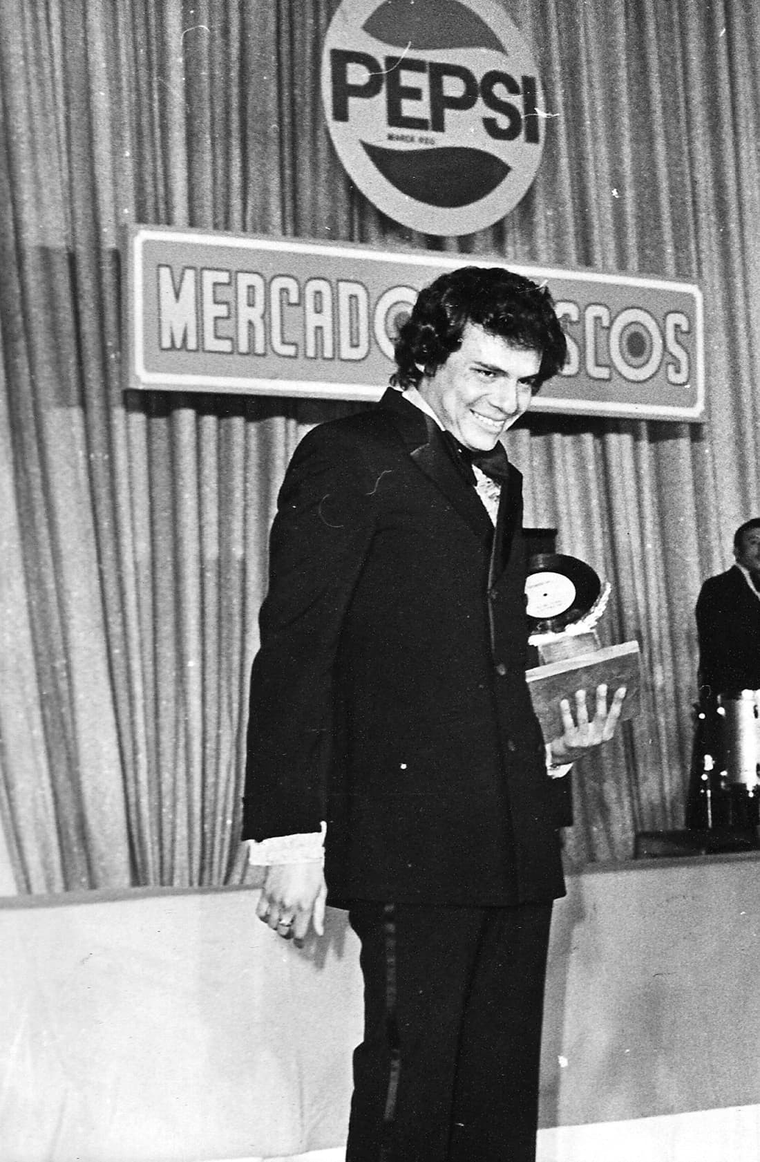 José José se consolida como uno de los grandes vendedores de discos de su época. En la imagen recibe un galardón más en 1974.