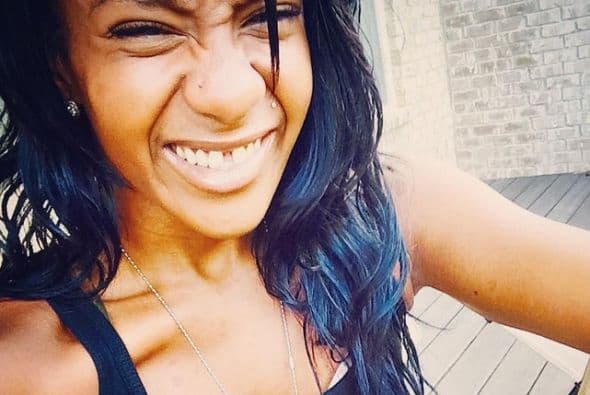 La joven creció en un entorno familiar muy complicado y como consecuencia, se hizo adicta a algunas sustancias prohibidas.