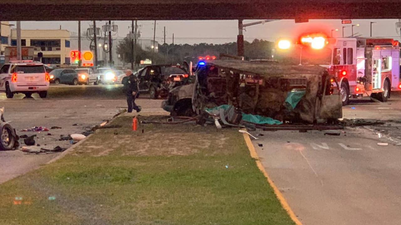 El conductor golpeó con su auto a un vehículo SUV, color negro, y luego chocó contra una mini van que se prendió en llamas.