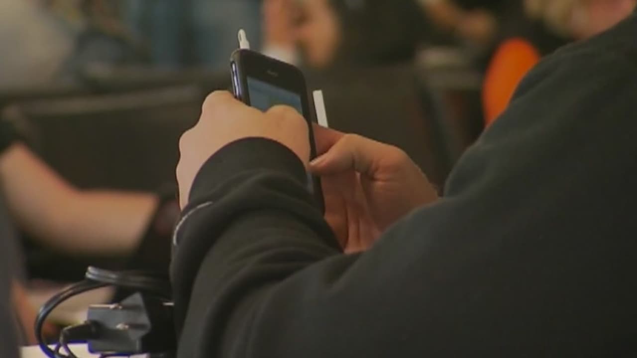 California limita uso de celulares en escuelas con nueva ley estatal a partir del 1 de julio