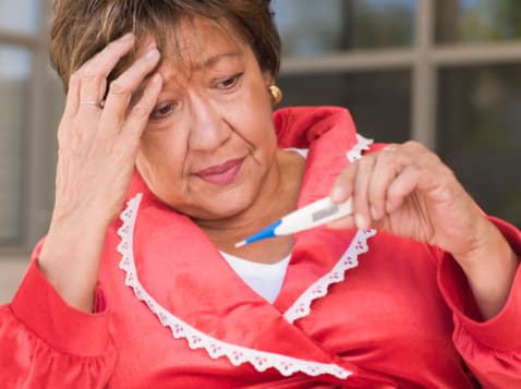 Las personas mayores de 50 años tienen un mayor riesgo de enfermedad grave, que puede incluir rigidez, desorientación, coma, temblores, pérdida de visión y parálisis.