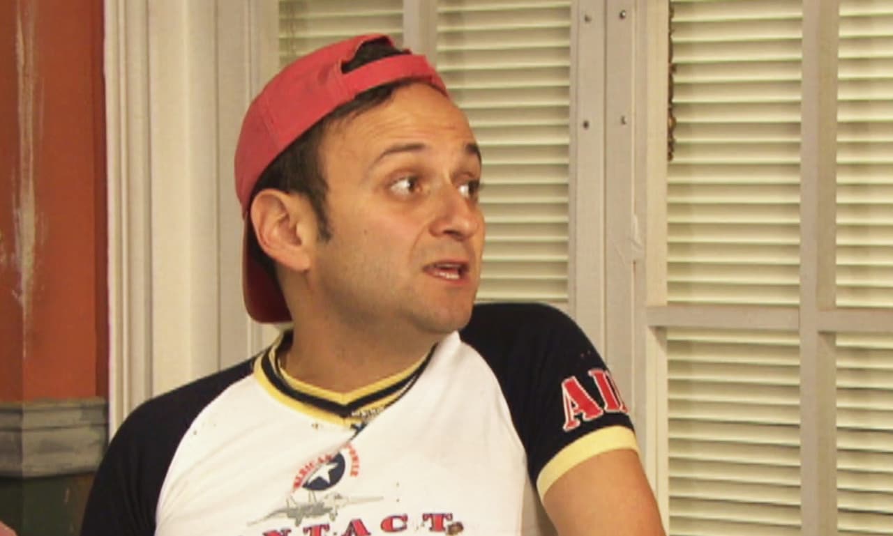 El edificio de departamentos de 'Vecinos'
<i> </i>estaba a salvo gracias a su intrépido portero, 'Germán'. 
<b>Eduardo España</b> ya era popular por su participación en el programa 'Otro Rollo'
<i> </i>pero logró tener un personaje entrañable en esta serie cómica.