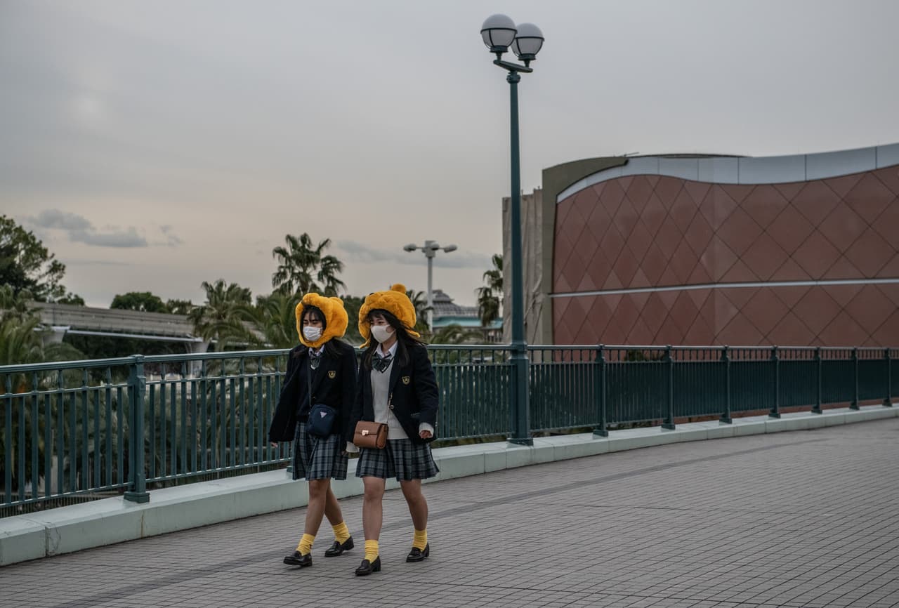 Dos escolares japonesas llevan puestas sus mascarillas.