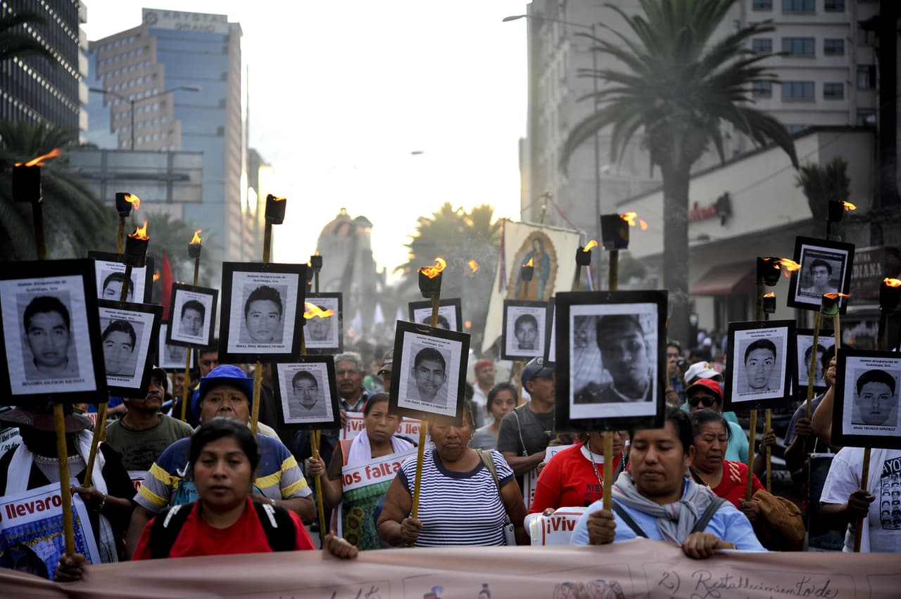 Policía lanza gases lacrimógenos durante marcha de padres de los estudiantes de Ayotzinapa en la Ciudad de México
