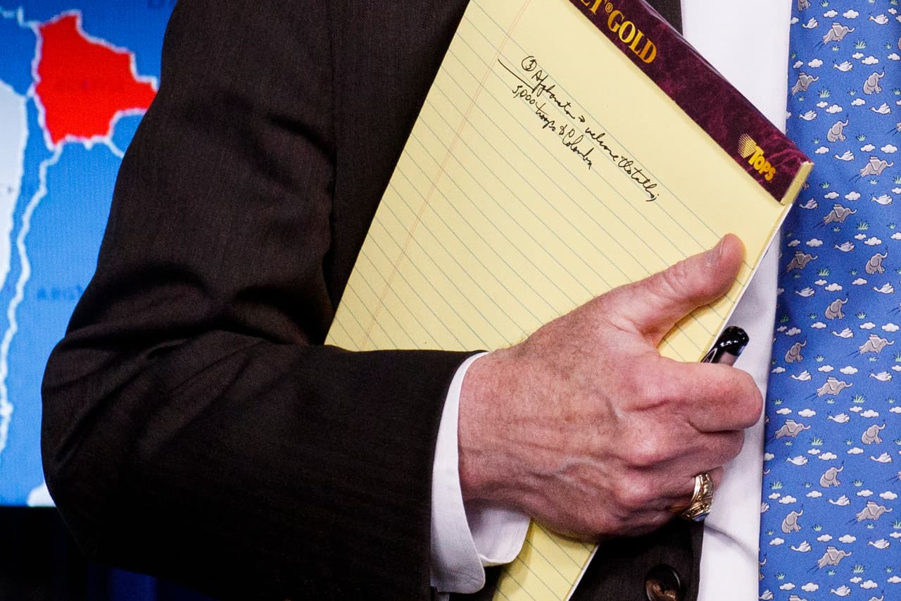 El asesor de seguridad nacional John Bolton sostiene una libreta durante una conferencia de prensa en la Casa Blanca el lunes 28 de enero de 2019 en Washington. (AP Foto/ Evan Vucci)
