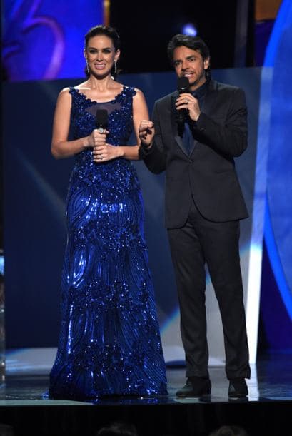 Flores y algunas transparencias en este modelito.