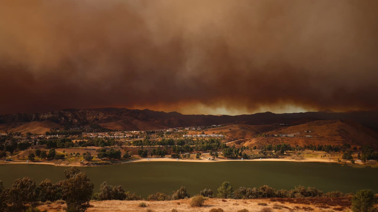 Incendio Hughes en Lake Hughes: más de 5,000 acres quemados y evacuaciones en marcha