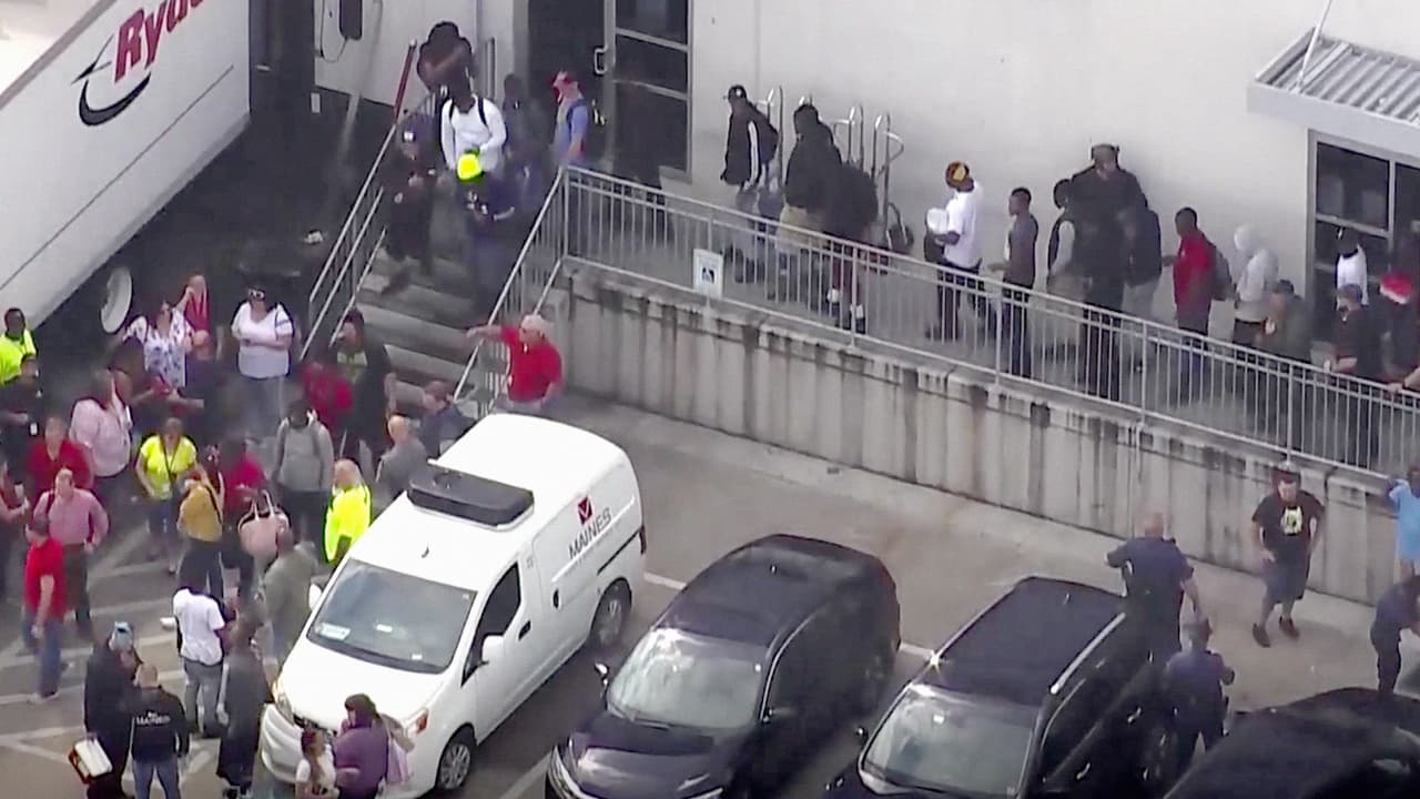 Empleados evacuados de las instalaciones del local de distribución de farmacias Rite Aid.