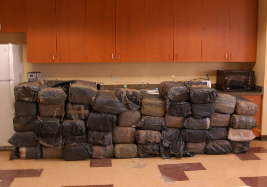 Ahora son los líderes de un grupo dentro del cartel y supervisan alrededor de 11 laboratorios en Sinaloa que producen entre tres y cinco toneladas de metanfetamina cada mes, que distribuyen en Estados Unidos con la colaboración de traficantes de ese país y Canadá.