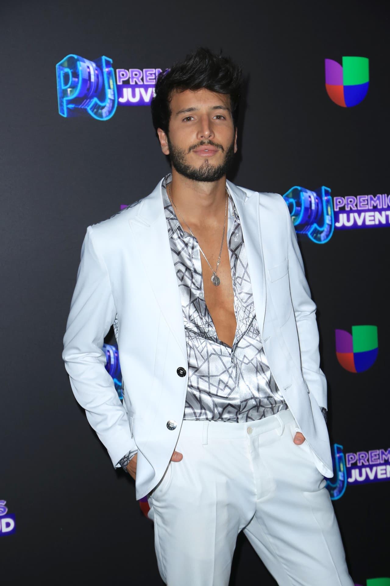 Este 2020 Sebastián Yatra debutará como uno de los conductores de la gran fiesta del verano este 13 de agosto, pero también subirá al escenario con su amiga Danna Paola para interpretar el tema 'No Bailes Sola'.