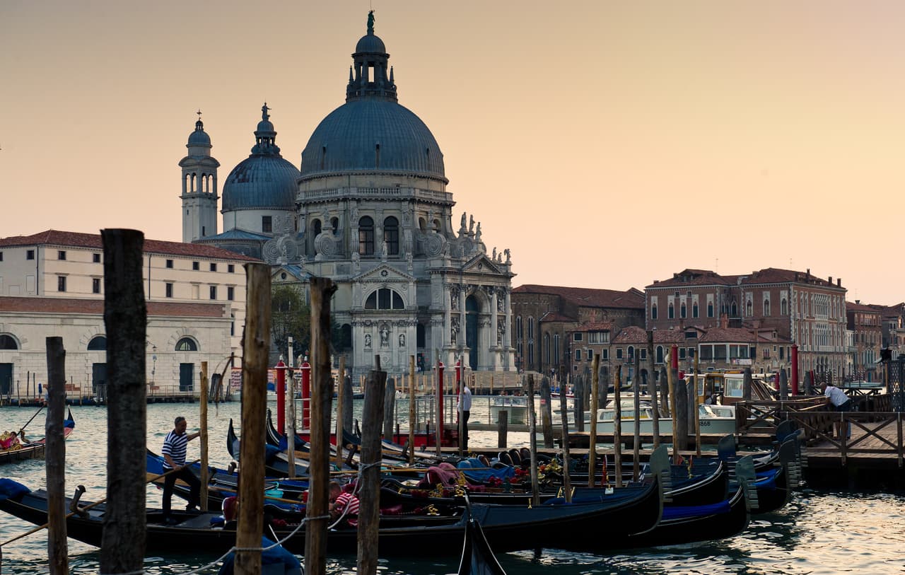 <b>Venecia es uno de los puntos italianos de mayor atractivo turístico</b> gracias a sus canales y al romanticismo de sus góndolas. En fechas recientes se ha vuelto más atractivo aún por la gran oferta de hospedajes tipo Airbnb, que abaratan no sólo el alojamiento sino también los gastos de alimentación cuando tienen cocineta incluida. | Foto: Getty Images. 
<br>