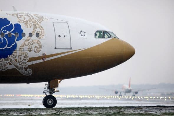 Según informó este viernes Heathrow, las cancelaciones responden principalmente a los problemas en otros aeropuertos del país con vuelos que conectan con el de la capital británica.