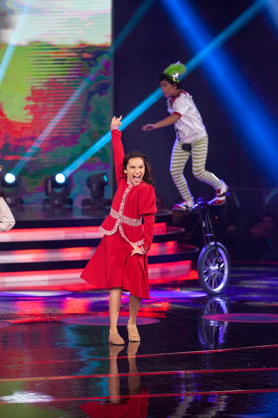 ¿Qué es lo de atrás? ¿Un monociclo? Qué lindo show.