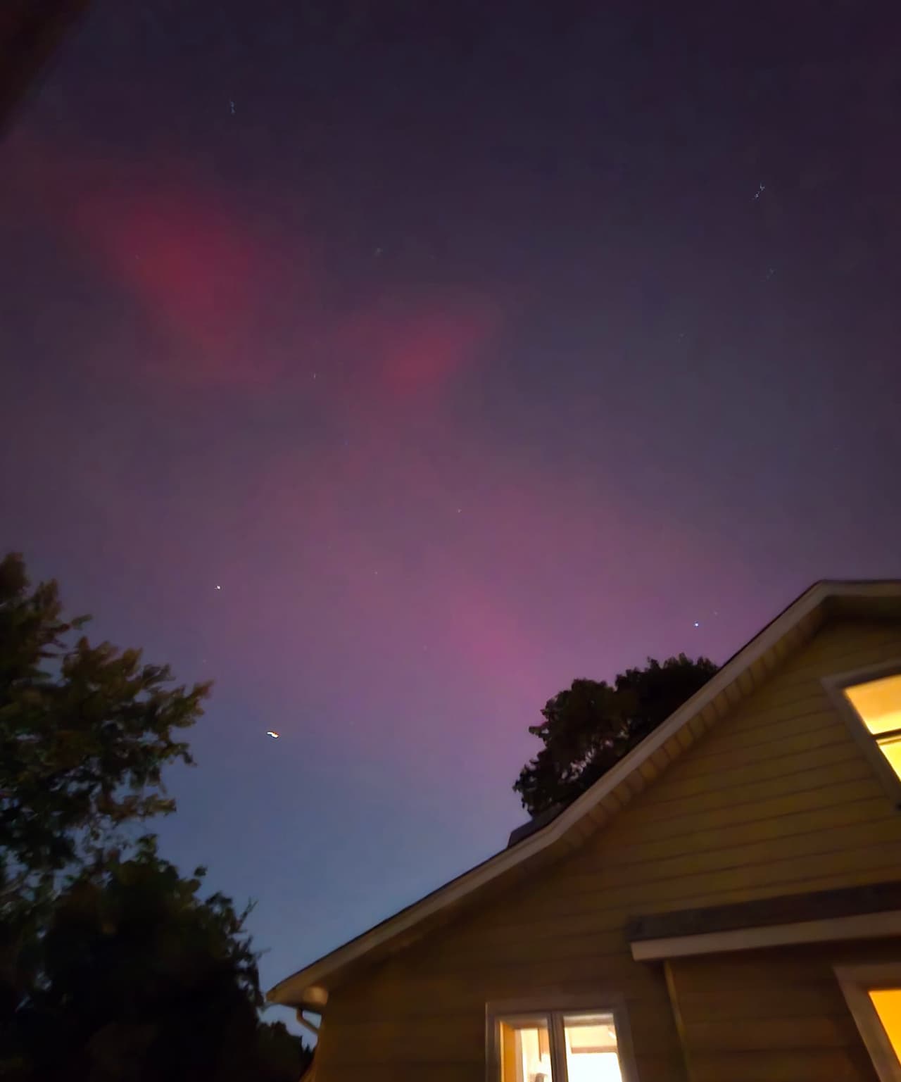 El Servicio Meteorológico Nacional explicó que e
<b>l color de las auroras está vinculado a la altura a la que ingresan los rayos a la atmósfera</b> y a los elementos con los que interactúa.
<br>
<br>
<b>Si el color es rojizo significa que están a unas 150 millas de altura </b>en una zona de baja presencia de oxigeno, en cambio si es verde significa que la zona tiene mucho oxigeno presente.
<br>
<br>Cuando se tornan
<b>moradas o azules, significa que la atmósfera tiene una alta concentración de hidrógeno</b> y están a una distancia de unas 60 millas sobre el suelo.
<br>