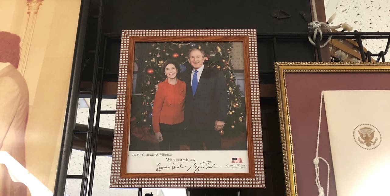 Villareal asegura haber votado a candidatos republicanos en el pasado. En su negocio, entre otras, tiene fotos de Bush padre e hijo, esta última dedicada.