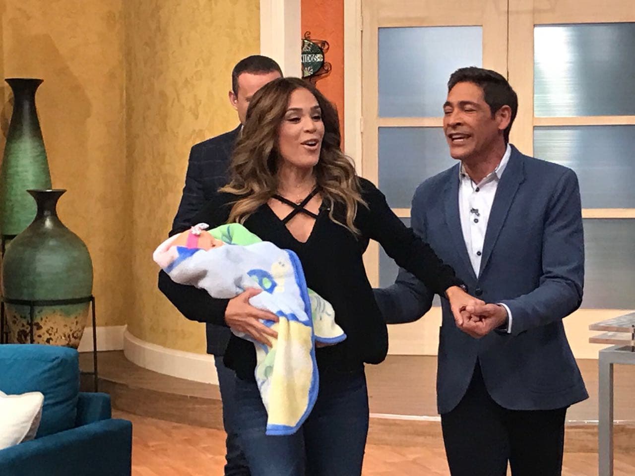 Karla invitó a Johnny a ponerse cómodo, todos queríamos saber el chisme completo sobre la bebé.