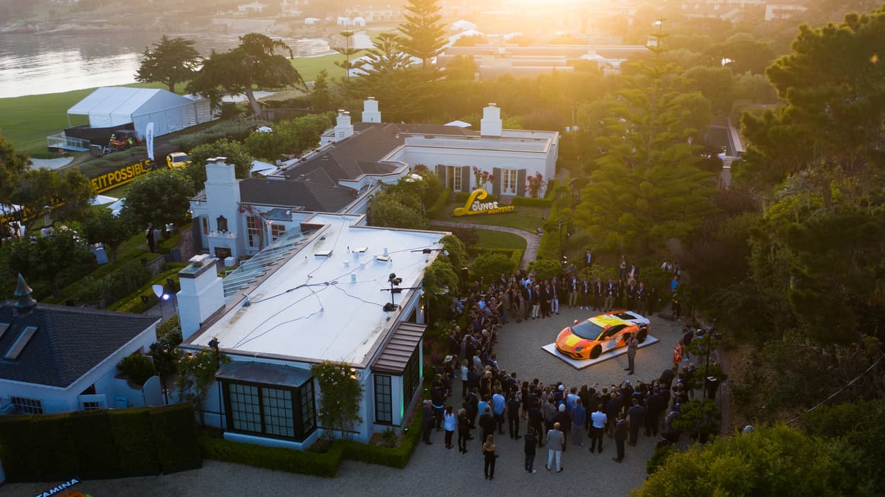 El superdeportivo fue exhibido en una exclusiva villa ubicada en el famoso hoyo 18 del campo de golf de Pebble Beach en Monterey, California.