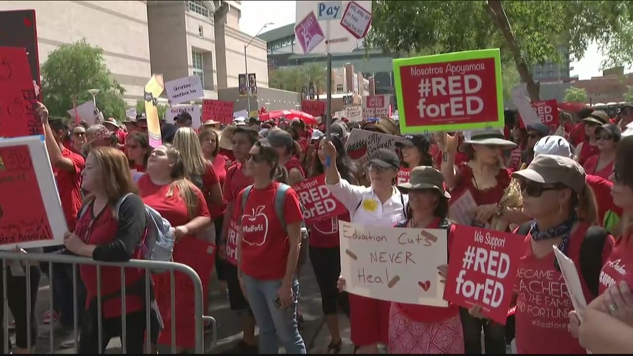 Miles de docentes y seguidores protestan en Arizona por mejores salarios y mayor presupuesto para la educación