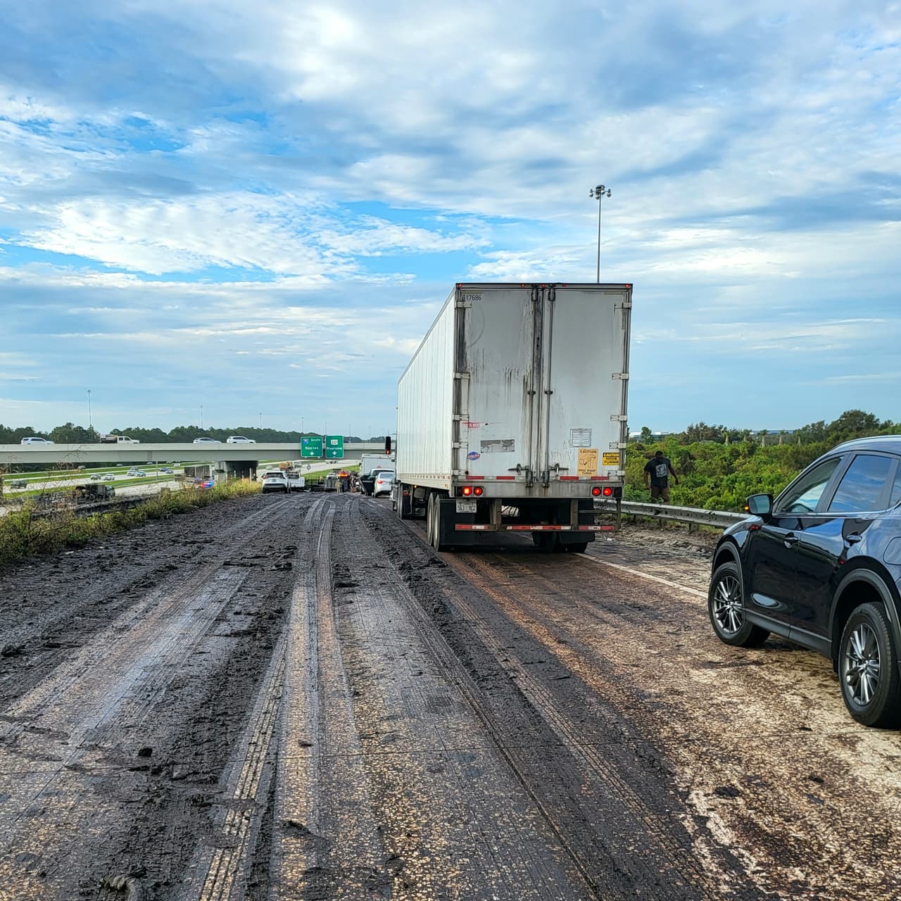 Un accidente múltiple en la intersección de la I-75 y Carretera Estatal 60, en Brandon, en el condado Hillsborough, dejó ocho personas heridas. La causa fue un camión que arrojó tierra mojada a la calle.