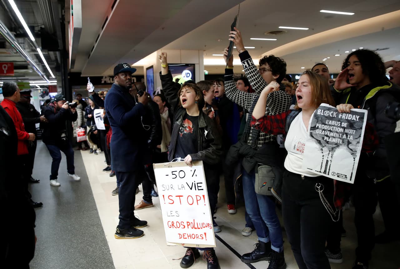 Una de las manifestaciones más concurridas en contra del 'Viernes negro' se produjo en Francia. Allí, activistas de 
<i>Youth for Climate</i> protestaron dentro de un centro comercial en el distrito financiero La Defense, ubicado en Puteaux, cerca de París. 
<b>"Un estado de emergencia climática"</b>, leía una de sus pancartas. 
<b>"Estamos cambiando el <i>Black Friday</i> por el <i>Block Friday</i>, es un símbolo del consumismo"</b>, dijo un manifestante a la agencia Reuters.