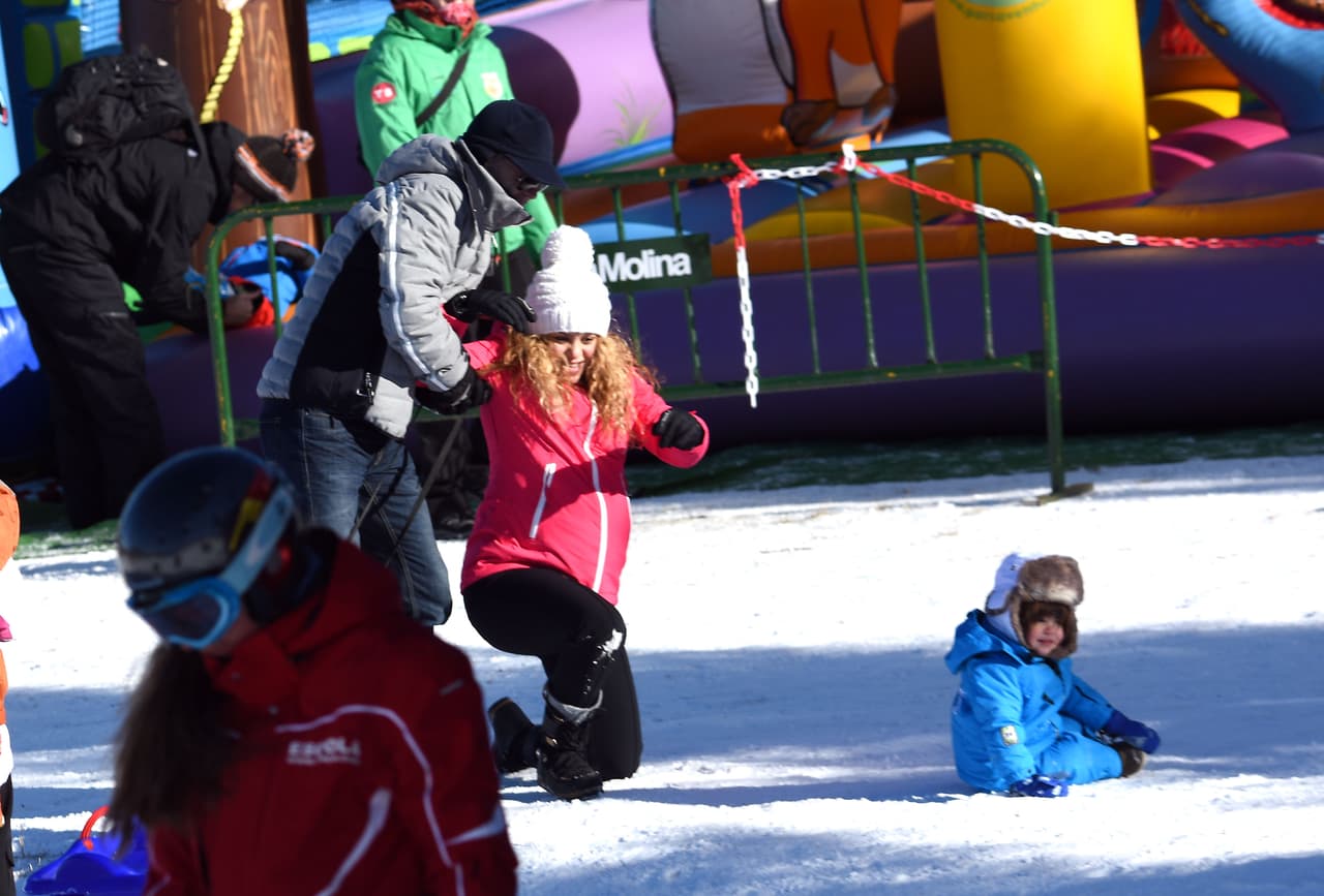 Aunque su pancita le jugaba algunos malestares como no poderse levantar de la nieve por cuenta propia.