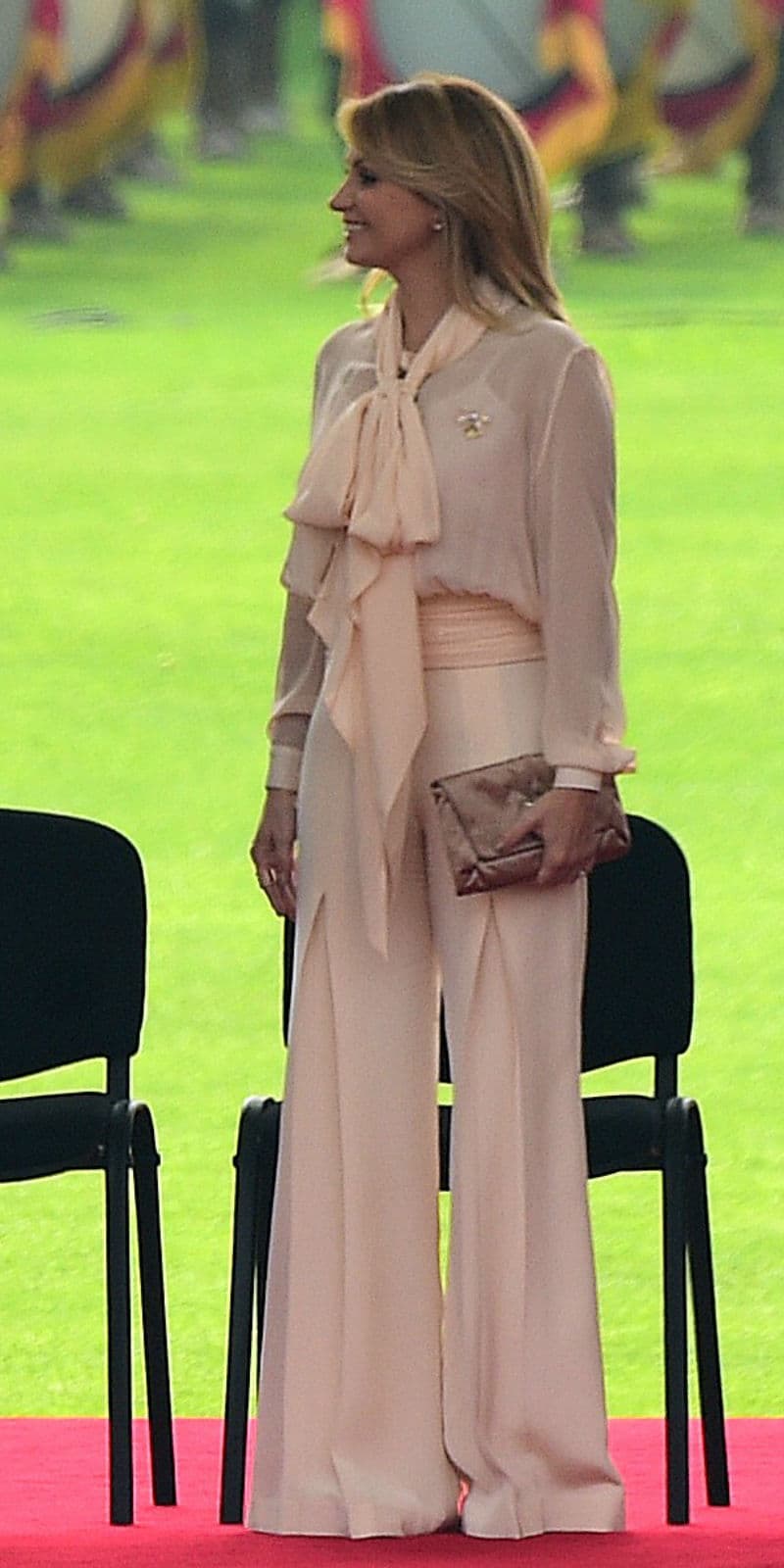 Por último, la primera dama de México, Angélica Rivera, demostró su gusto por el tono rosado con este atuendo del diseñador mexicano Benito Santos, durante la visita oficial de los reyes de España, en junio de 2014.