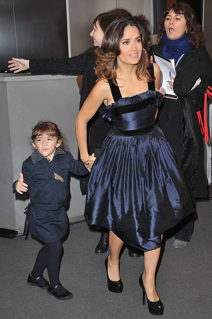 El 20 de noviembre de 2011en Francia, la pequeña acompañó a su mamá al estreno de 'El gato con botas'. Ambas combinando sus outfits de color azul marino.