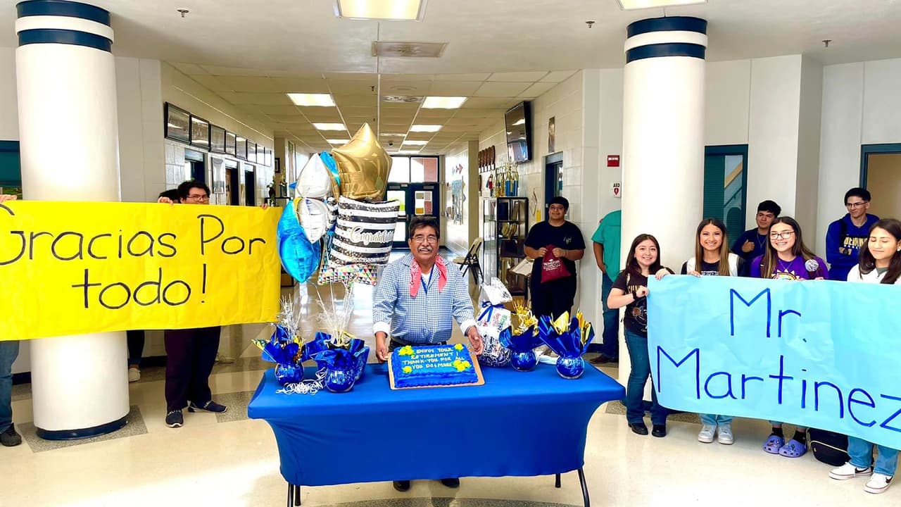 Estudiantes hacen emotiva despedida a conserje latino en preparatoria de Texas